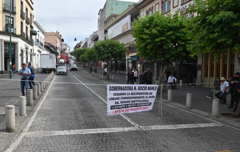 Jubilados aderidos a UBSIVER encabezados por  Rosario Rojas bloquean la calle de Lucio y Enríquez  en centro de Xalapa exigen el pago del seguro institucional para los maestros jubilados, tome su precauciones al salir 
