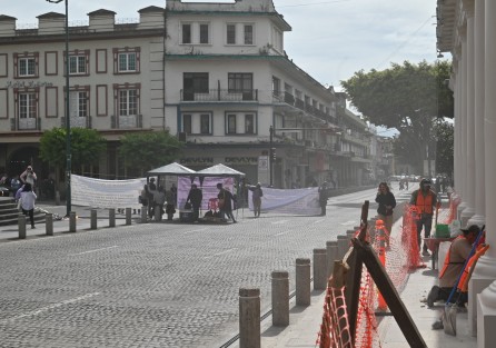 Jubilados aderidos a UBSIVER encabezados por  Rosario Rojas bloquean la calle de Lucio y Enríquez  en centro de Xalapa exigen el pago del seguro institucional para los maestros jubilados, tome su precauciones al salir 
