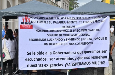 Jubilados aderidos a UBSIVER encabezados por  Rosario Rojas bloquean la calle de Lucio y Enríquez  en centro de Xalapa exigen el pago del seguro institucional para los maestros jubilados, tome su precauciones al salir 
