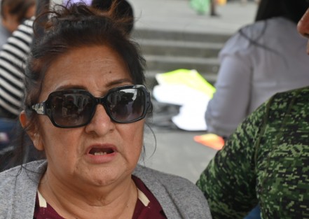 Jubilados aderidos a UBSIVER encabezados por  Rosario Rojas bloquean la calle de Lucio y Enríquez  en centro de Xalapa exigen el pago del seguro institucional para los maestros jubilados, tome su precauciones al salir 
