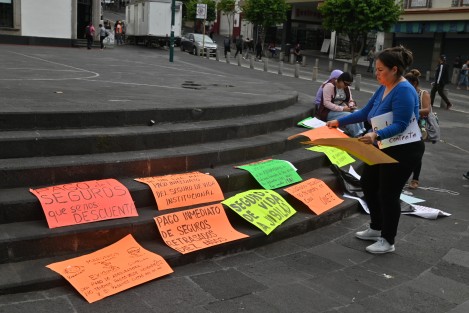 Jubilados aderidos a UBSIVER encabezados por  Rosario Rojas bloquean la calle de Lucio y Enríquez  en centro de Xalapa exigen el pago del seguro institucional para los maestros jubilados, tome su precauciones al salir 
