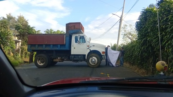 
Familiares, amigos y habitantes es del municipio de Totutla, bloquearon la carretera Huatusco- Xalapa, a la altura del entronque a Totutla-Conejos-Huatusco, para exigir a las autoridades de Seguridad Pública la aparición de Yulissa Sánchez Carvajal, de 16 años, quién desapareció el pasado 17 de julio y hasta el momento se desconoce su paradero.

