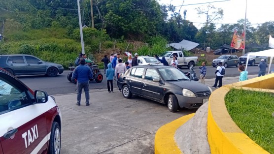 Familiares, amigos y habitantes es del municipio de Totutla, bloquearon la carretera Huatusco- Xalapa, a la altura del entronque a Totutla-Conejos-Huatusco, para exigir a las autoridades de Seguridad Pública la aparición de Yulissa Sánchez Carvajal, de 16 años, quién desapareció el pasado 17 de julio y hasta el momento se desconoce su paradero.