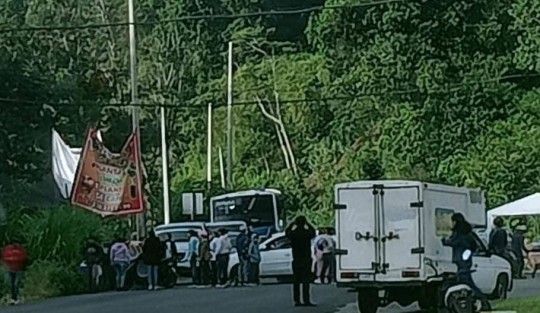 Familiares, amigos y habitantes es del municipio de Totutla, bloquearon la carretera Huatusco- Xalapa, a la altura del entronque a Totutla-Conejos-Huatusco, para exigir a las autoridades de Seguridad Pública la aparición de Yulissa Sánchez Carvajal, de 16 años, quién desapareció el pasado 17 de julio y hasta el momento se desconoce su paradero.