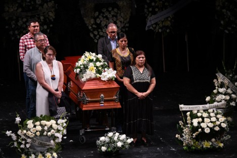 En la sala Dagoberto Guillaumin del Teatro del Estado, rindieron un homenaje póstumo y guardia de honor al actor, investigador y dramaturgo Francisco Beverido Duhalt.