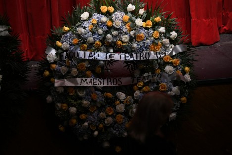 En la sala Dagoberto Guillaumin del Teatro del Estado, rindieron un homenaje póstumo y guardia de honor al actor, investigador y dramaturgo Francisco Beverido Duhalt.