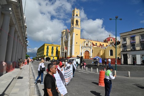 Profesores jubilados y pensionados bloquean la avenida Enríquez, exigen el pago del fondo de beneficios complementarios al SSTEEV 

Por tercer día consecutivo es cerrada esta importante vialidad capitalina, manifestantes acusan a funcionarios de no cumplir acuerdos pactados.
