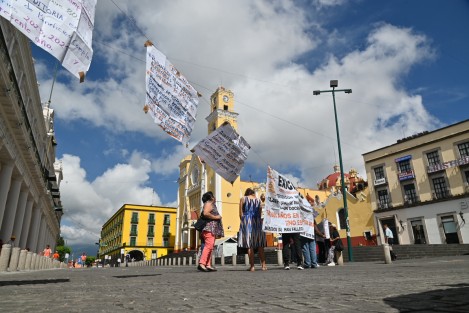 Profesores jubilados y pensionados bloquean la avenida Enríquez, exigen el pago del fondo de beneficios complementarios al SSTEEV 

Por tercer día consecutivo es cerrada esta importante vialidad capitalina, manifestantes acusan a funcionarios de no cumplir acuerdos pactados.
