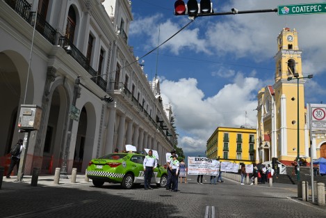 Profesores jubilados y pensionados bloquean la avenida Enríquez, exigen el pago del fondo de beneficios complementarios al SSTEEV 

Por tercer día consecutivo es cerrada esta importante vialidad capitalina, manifestantes acusan a funcionarios de no cumplir acuerdos pactados.
