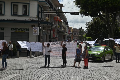 Profesores jubilados y pensionados bloquean la avenida Enríquez, exigen el pago del fondo de beneficios complementarios al SSTEEV 

Por tercer día consecutivo es cerrada esta importante vialidad capitalina, manifestantes acusan a funcionarios de no cumplir acuerdos pactados.
