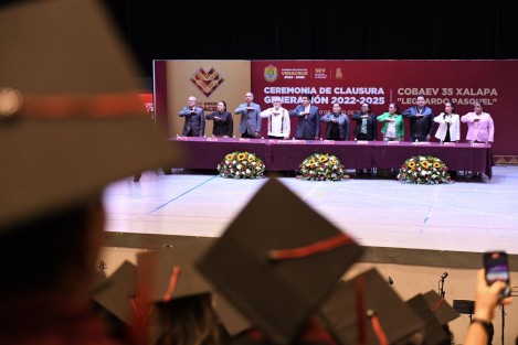 El presidente municipal, Alberto Islas Reyes, asistió a la ceremonia de clausura de la Generación 2022-2025 del Colegio de Bachilleres del Estado de Veracruz (Cobaev), plantel 35, “Leonardo Pasquel”, que se realizó en el auditorio “Salvador Díaz Mirón”.

