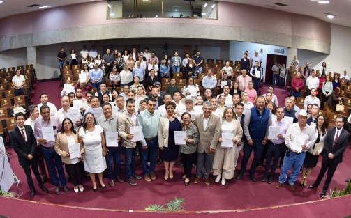 El Congreso de Veracruz acompaña a las autoridades en la atención responsable y transparente de sus municipios, sobre todo, ante la proximidad del término de las actuales administraciones locales, afirmó el presidente de la Junta de Coordinación Política, diputado Esteban Bautista Hernández, al encabezar la entrega de cartas de liberación de deuda pública a 56 ayuntamientos.