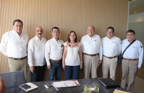 La gobernadora Rocío Nahle García agradeció a Petróleos Mexicanos (Pemex) la donación de asfalto, camiones cisterna y unidades de volteo, como parte del Programa de Apoyo a la Comunidad y Medio Ambiente, con el objetivo de reforzar las capacidades operativas y mejorar la infraestructura carretera y de movilidad en Veracruz.
