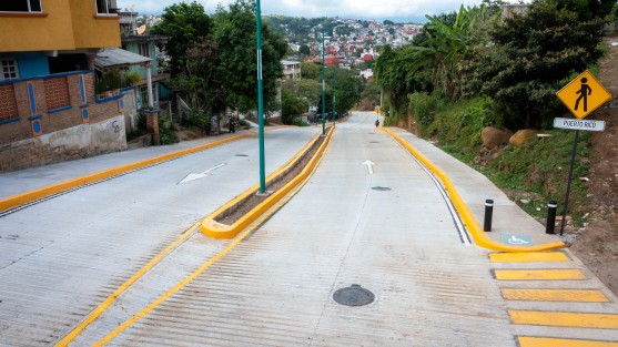 
Con el apoyo del Cabildo, el Consejo de Desarrollo Municipal (CDM) y la colaboración de la población, el Ayuntamiento construye obra pública que dignifica, cambia la vida de las personas e impulsa el progreso, afirmó el alcalde Alberto Islas Reyes, durante un recorrido efectuado por distintas zonas del municipio, para constatar la calidad y funcionalidad de la infraestructura realizada.

