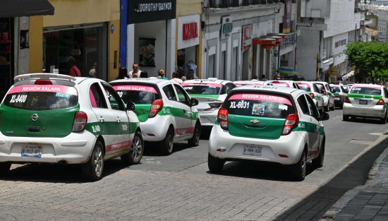 Luego de polémica de las nuevas tarifas y por el período vacacional, taxistas de Xalapa comentan que ha bajado mucho el trabajo debido a que los usuarios les quieren pagar según lo publicado en la gaceta oficial.