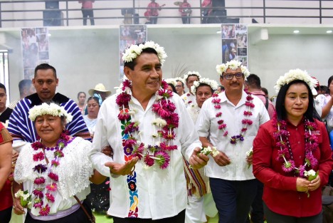 En el marco del Día Internacional de los Pueblos
Indígenas (9 de agosto), el presidente de la Junta de Coordinación Política de la LXVII
Legislatura del estado de Veracruz, diputado Esteban Bautista Hernández, se reunió en el
municipio de Zongolica con presidentas y presidentes municipales electos y en funciones
de la zona de Las Altas Montañas.
