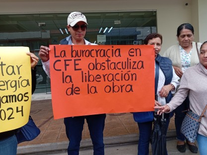Vecinos de El Castillo se manifiestan en las oficinas de CFE en Xalapa
