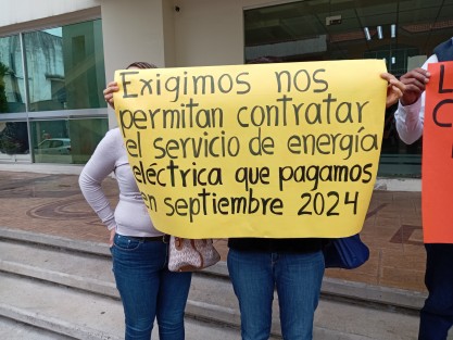 Vecinos de El Castillo se manifiestan en las oficinas de CFE en Xalapa