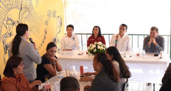 Un llamado a la unidad, a “caminar juntos sin distingo de colores y buscar la solución de los problemas” hizo el presidente de la Junta de Coordinación Política (Jucopo) de la LXVII Legislatura, diputado Esteban Bautista Hernández, al reunirse con autoridades municipales electas de la zona centro del estado.
 
