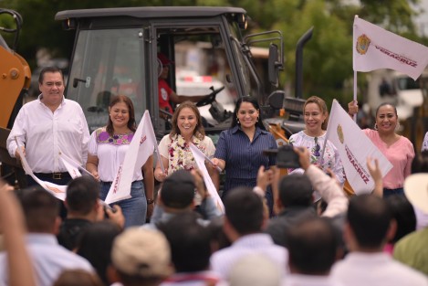 Como parte de los compromisos adquiridos durante su campaña, la gobernadora Rocío Nahle García dio el banderazo de inicio a la reconstrucción con concreto asfáltico de la carretera Santiago Tuxtla–Isla, vía estratégica para la movilidad, el desarrollo económico y la integración del sur del estado.

