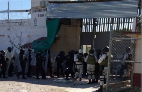Tras varias horas de caos por la disputa del poder al interior del CERESO Regional de este Puerto de Altura y tras varias horas de haberse iniciado un motin por parte de internos, las autoridades preventivas de los tres niveles de gobierno, lograron tomar el control del centro penitenciario con saldo de varios reclusos con lesiones.