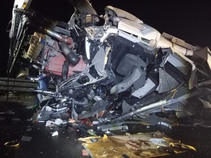  La madrugada de este domingo se registró un aparatoso accidente sobre la autopista Perote–Xalapa, a la altura de la localidad de Fresno, donde un hombre perdió la vida tras el choque y volcadura del tractocamión que conducía.
