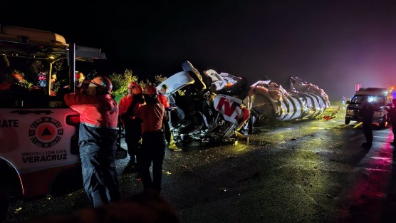  La madrugada de este domingo se registró un aparatoso accidente sobre la autopista Perote–Xalapa, a la altura de la localidad de Fresno, donde un hombre perdió la vida tras el choque y volcadura del tractocamión que conducía.