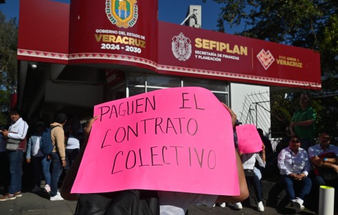 Trabajadores de institutos tecnológicos del Estado se manifestaron en el acceso a SEFIPLAN para exigir el cumplimiento de sus contratos colectivos y el pago completo de sus prestaciones