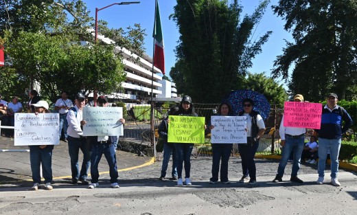 Trabajadores de institutos tecnológicos del Estado se manifestaron en el acceso a SEFIPLAN para exigir el cumplimiento de sus contratos colectivos y el pago completo de sus prestaciones