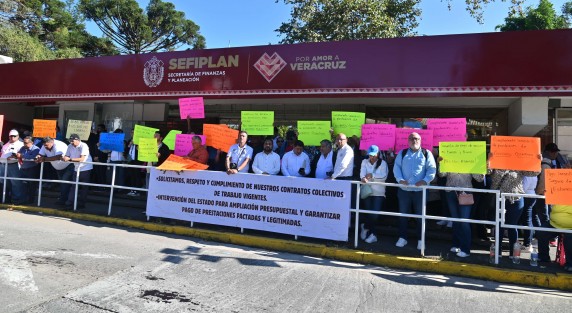 Trabajadores de institutos tecnológicos del Estado se manifestaron en el acceso a SEFIPLAN para exigir el cumplimiento de sus contratos colectivos y el pago completo de sus prestaciones
