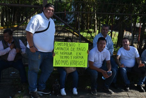 Trabajadores de institutos tecnológicos del Estado se manifestaron en el acceso a SEFIPLAN para exigir el cumplimiento de sus contratos colectivos y el pago completo de sus prestaciones