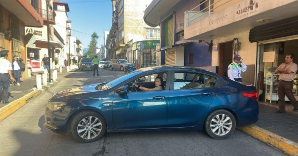 La mañana de este lunes nuevamente se vive una situación similar como la de LadyCEJUM ahora una mujer que se identificó como personal del Ayuntamiento de Xalapa del Área de Limpia Pública protagonizó una serie de incidencias en pleno centro de Xalapa.
