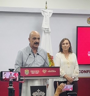 Informó Ricardo Ahued Bardahuil, titular de la Secretaría de Gobierno, que se investiga el caso de la trabajadora del Centro de Justicia para las Mujeres (CEJUM), que fue evidenciada conduciendo en presunto estado de ebriedad en el centro de Xalapa.

