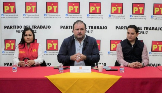 El diputado federal por el Partido del Trabajo (PT) Adrián González Naveda, acompañado de los militantes Minelia Córdova Herrera y Guillermo Molina Landa encabezó este miércoles una conferencia de prensa en Xalapa, para detallar el proceso de reorganización interna que vive el partido y exponer señalamientos contra la Comisión Municipal de Agua y Saneamiento (CMAS) de Coatepec.