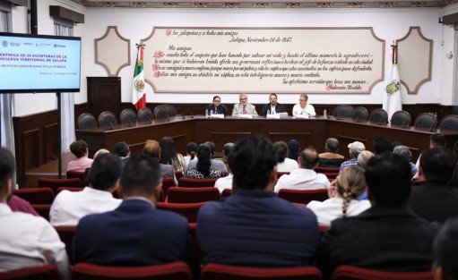 El trabajo coordinado de los tres órdenes de Gobierno permite dar resultados y brindar certeza jurídica al patrimonio de las y los xalapeños, afirmó el alcalde Alberto Islas Reyes, al encabezar la entrega de escrituras en beneficio de 36 familias de la Reserva Territorial de Xalapa.

