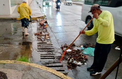 Ante las continuas precipitaciones causadas por la Ondra Tropical 20, el Ayuntamiento de Boca del Río y su Fuerza de Tarea, se encuentran en alerta y atendiendo el llamado ciudadano desde las primeras horas de este miércoles, informó el alcalde Juan Manuel Unánue Abascal. 