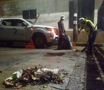 
Ante las continuas precipitaciones causadas por la Ondra Tropical 20, el Ayuntamiento de Boca del Río y su Fuerza de Tarea, se encuentran en alerta y atendiendo el llamado ciudadano desde las primeras horas de este miércoles, informó el alcalde Juan Manuel Unánue Abascal
