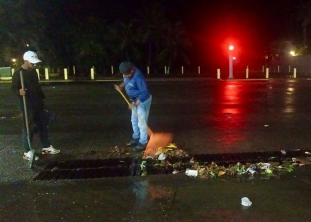 
Ante las continuas precipitaciones causadas por la Ondra Tropical 20, el Ayuntamiento de Boca del Río y su Fuerza de Tarea, se encuentran en alerta y atendiendo el llamado ciudadano desde las primeras horas de este miércoles, informó el alcalde Juan Manuel Unánue Abascal
