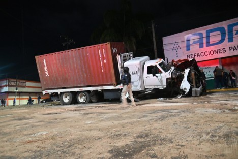 Un aparatoso accidente ocurrió sobre la avenida Lázaro Cárdenas, a la altura de la colonia La Corona, cuando un tráiler brincó el camellón e impactó contra un automóvil Nissan Versa. Al menos tres personas resultaron heridas, dos de ellas de gravedad.

