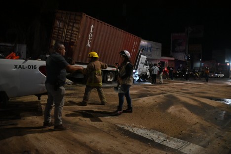 Un aparatoso accidente ocurrió sobre la avenida Lázaro Cárdenas, a la altura de la colonia La Corona, cuando un tráiler brincó el camellón e impactó contra un automóvil Nissan Versa. Al menos tres personas resultaron heridas, dos de ellas de gravedad.


