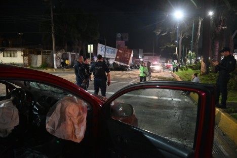 Un aparatoso accidente ocurrió sobre la avenida Lázaro Cárdenas, a la altura de la colonia La Corona, cuando un tráiler brincó el camellón e impactó contra un automóvil Nissan Versa. Al menos tres personas resultaron heridas, dos de ellas de gravedad.

