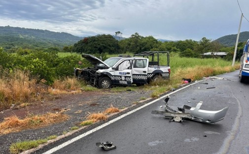 Al menos 2 civiles y  cuatro  policías resultaron heridas en un aparatoso choque sobre la carretera Xalapa–Alto Lucero, a la altura de la colonia 6 de Enero.

Una patrulla de la Secretaría de Seguridad Pública (SSP), con número económico 3400, colisionó contra un automóvil Nissan Sentra de color gris, en el que viajaban dos personas.

Unidades de emergencia acudieron al lugar y trasladaron a los heridos a distintos hospitales de la capital del estado.