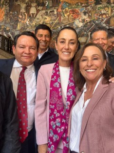 La gobernadora Rocío Nahle García participó en la reunión convocada por la presidenta Claudia Sheinbaum Pardo en Palacio Nacional, para evaluar los avances del modelo IMSS-Bienestar. Durante el encuentro, destacó la importancia de replicar a nivel nacional el programa Camionetitas de la Salud.