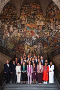 La gobernadora Rocío Nahle García participó en la reunión convocada por la presidenta Claudia Sheinbaum Pardo en Palacio Nacional, para evaluar los avances del modelo IMSS-Bienestar. Durante el encuentro, destacó la importancia de replicar a nivel nacional el programa Camionetitas de la Salud.
