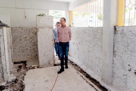 El alcalde Juan Manuel Unánue Abascal supervisó una vez más, los trabajos de la rehabilitación integral ahora en la Escuela Secundaria 4 “Ejército Mexicano”, acción que garantizará mejores condiciones de higiene y bienestar para los estudiantes.

