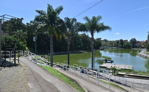 Con sólo algunos turistas y botes llenos de basura, así lucen los lagos de Xalapa este viernes 08 de agosto, el sitio donde hubo algunas atracciones como lanchas, tirolesa y juegos acuáticos, ahora luce vacío y sucio.