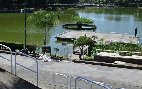 Con sólo algunos turistas y botes llenos de basura, así lucen los lagos de Xalapa este viernes 08 de agosto, el sitio donde hubo algunas atracciones como lanchas, tirolesa y juegos acuáticos, ahora luce vacío y sucio.