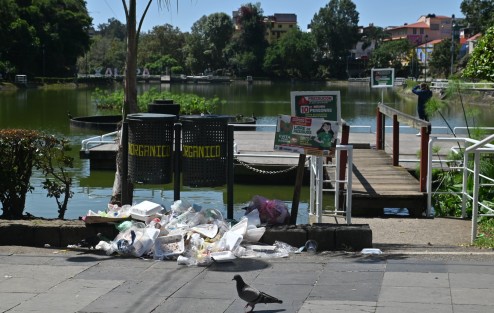 Con sólo algunos turistas y botes llenos de basura, así lucen los lagos de Xalapa este viernes 08 de agosto, el sitio donde hubo algunas atracciones como lanchas, tirolesa y juegos acuáticos, ahora luce vacío y sucio.