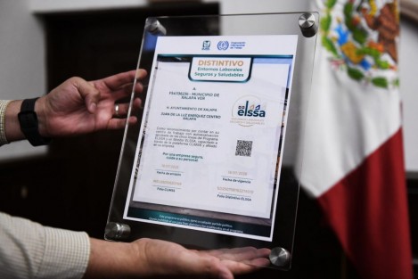 Con el apoyo de la base trabajadora, esta Administración es un referente nacional en seguridad, paz y bienestar, aseguró el alcalde Alberto Islas Reyes, al recibir en nombre del Ayuntamiento el Distintivo ELSSA, en reconocimiento a las buenas prácticas realizadas en favor de los Entornos Laborales Seguros y Saludables.