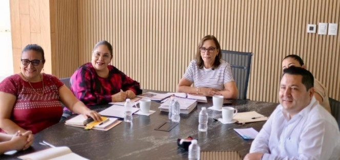 La gobernadora Rocío Nahle García se reunió con la Secretaría de Educación de Veracruz (SEV) para supervisar los avances rumbo al inicio del ciclo escolar 2025–2026, con el objetivo de garantizar un regreso a clases ordenado y con las condiciones necesarias para estudiantes y docentes.